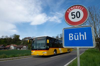 Ortstafel Bühl mit Postauto
